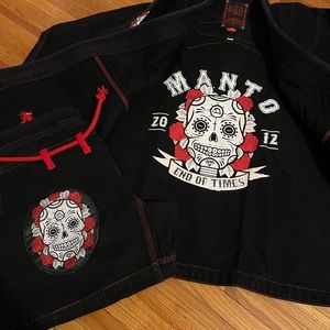 Manto A2 Day of dead gi, like new